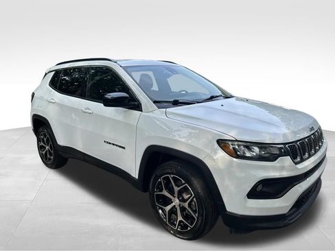 Used 2024 Jeep Compass Latitude AWD/4WD image 8