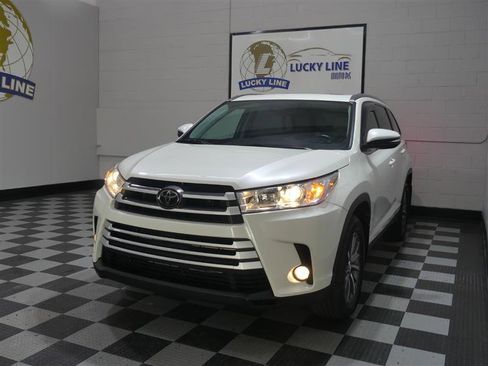 Used 2019 Toyota Highlander XLE image 4