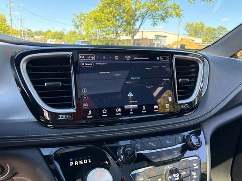Used 2025 Chrysler Pacifica Limited FWD image 33