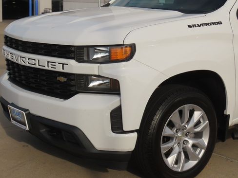 Used 2020 Chevrolet Silverado 1500 Custom w/ Custom Value Package RWD image 3
