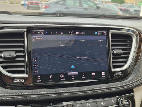 Used 2024 Chrysler Pacifica Limited FWD image 28