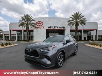 Used 2021 Toyota Highlander XLE AWD/4WD video 1