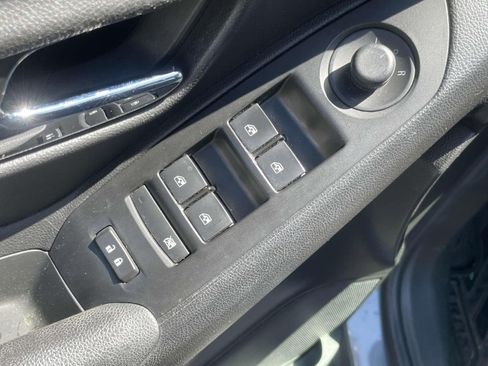 Used 2019 Chevrolet Trax LT w/ LT Convenience Package FWD image 17