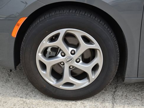 Used 2023 Chrysler Pacifica Limited image 11