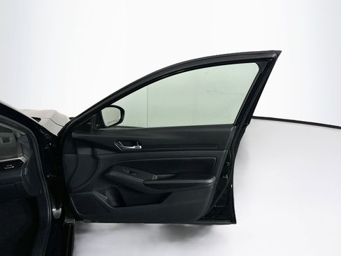 Used 2025 Nissan Altima 2.5 SV FWD image 30
