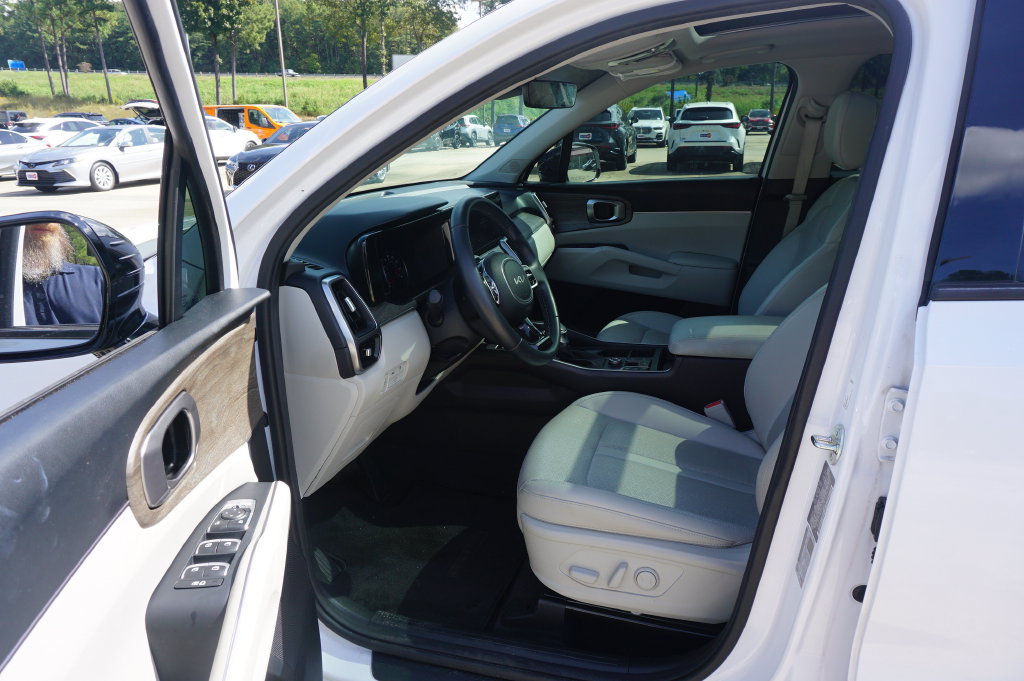 Used 2023 Kia Sorento EX w/ Panoramic Sunroof Package FWD image 2