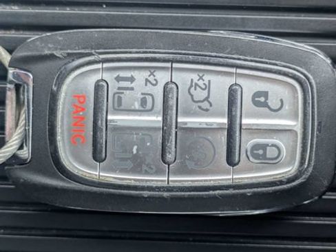 Used 2023 Chrysler Pacifica Touring-L FWD image 33