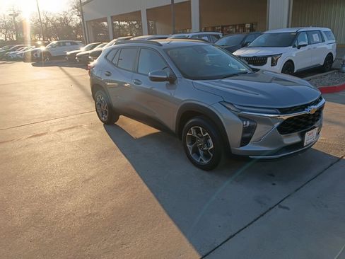 Used 2025 Chevrolet Trax LT w/ LT Convenience Package image 6