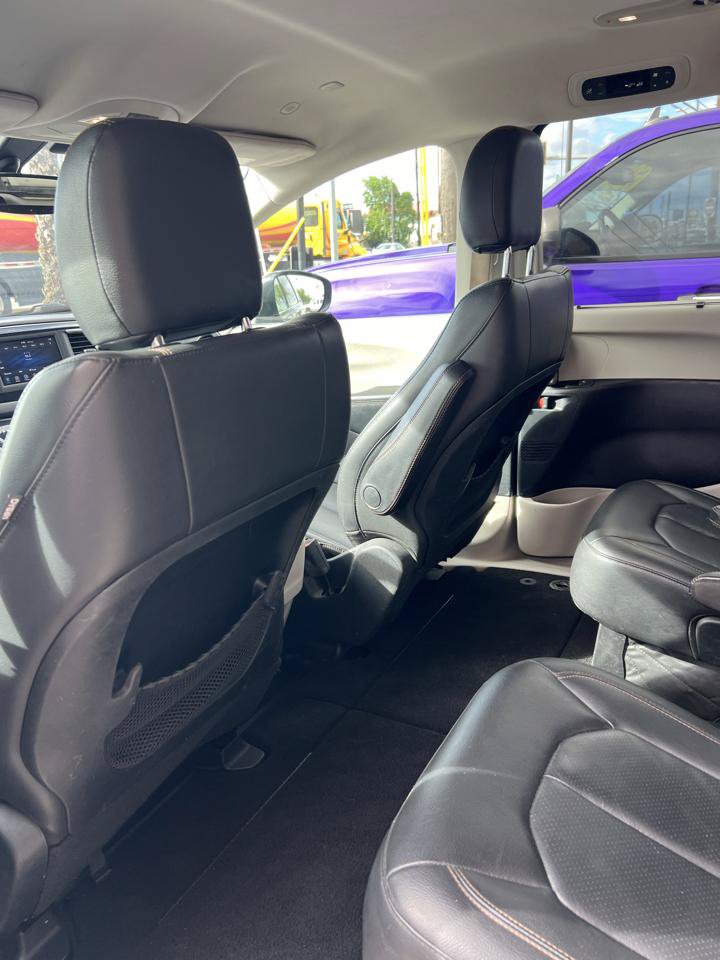 Used 2020 Chrysler Pacifica Touring-L FWD image 6