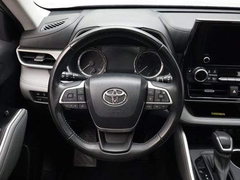 Used 2023 Toyota Highlander XLE FWD image 23