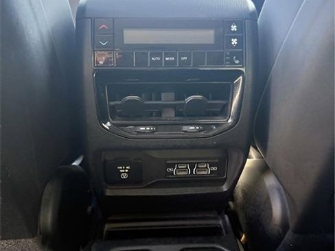 Used 2022 Jeep Grand Cherokee L Limited image 27