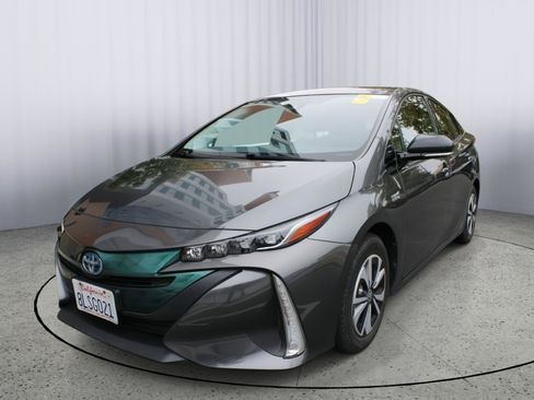 Used 2019 Toyota Prius Prime Plus FWD image 3