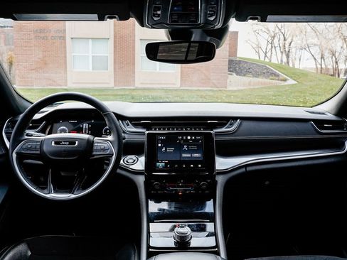 Used 2023 Jeep Grand Cherokee Altitude image 8