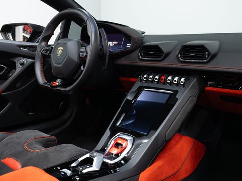 Used 2021 Lamborghini Huracan EVO image 28