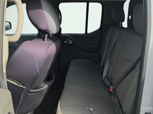 Used 2010 Nissan Frontier SE w/ Moonroof Pkg AWD/4WD image 17