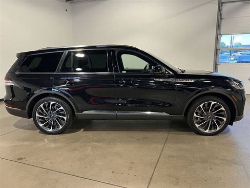Used 2025 Lincoln Aviator Reserve w/ Luxury Package AWD/4WD image 2