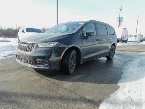 New 2026 Chrysler Pacifica Limited w/ S Appearance Package image 4