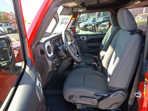 Used 2025 Jeep Wrangler Sport image 12