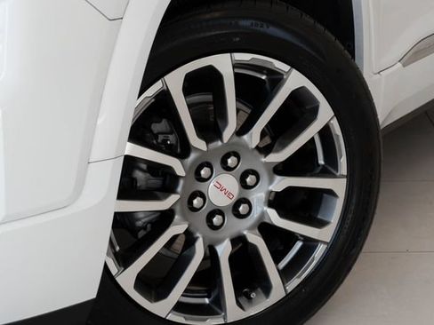 Used 2023 GMC Acadia Denali FWD image 2