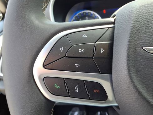 Used 2025 Chrysler Pacifica Select FWD image 19