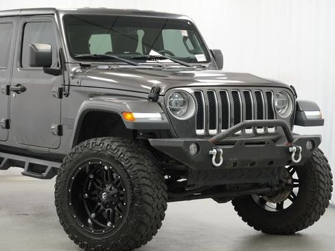 Used 2018 Jeep Wrangler Unlimited Sahara w/ Uconnect 4C Nav & Sound Group AWD/4WD image 3