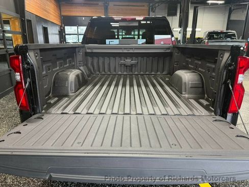 Used 2025 Chevrolet Silverado 1500 High Country w/ High Country Premium Package AWD/4WD image 9
