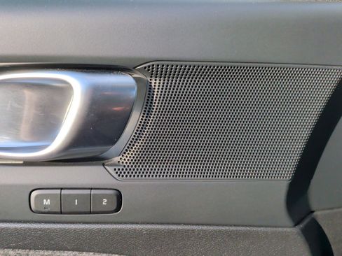 Used 2025 Volvo XC40 B5 Core image 29