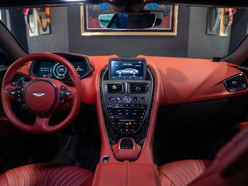 Used 2018 Aston Martin DB11 V12 RWD image 2