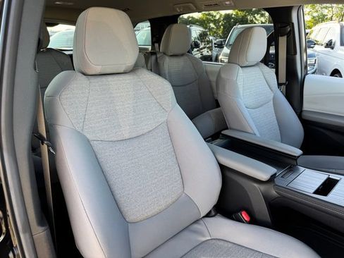Used 2025 Toyota Sienna LE AWD/4WD image 20