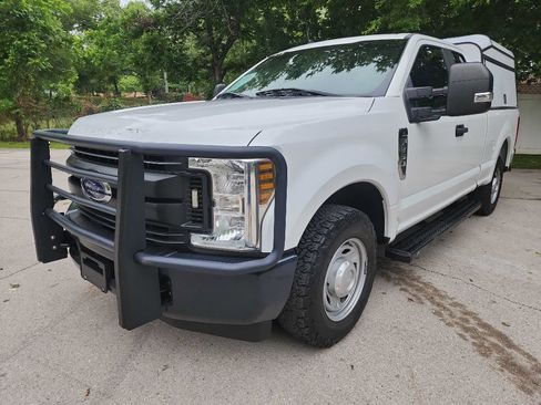 Used 2018 Ford F250 XL w/ Power Equipment Group RWD image 3