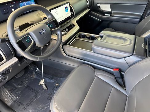 Used 2025 Ford Expedition Active AWD/4WD image 11
