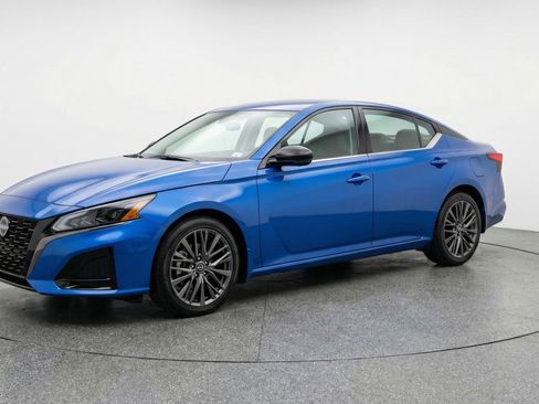 Used 2025 Nissan Altima 2.5 SV FWD image 3