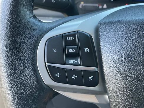 Used 2022 Ford Explorer XLT w/ Equipment Group 202A image 9