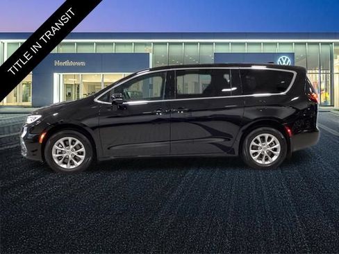 Used 2025 Chrysler Pacifica Select AWD/4WD image 2
