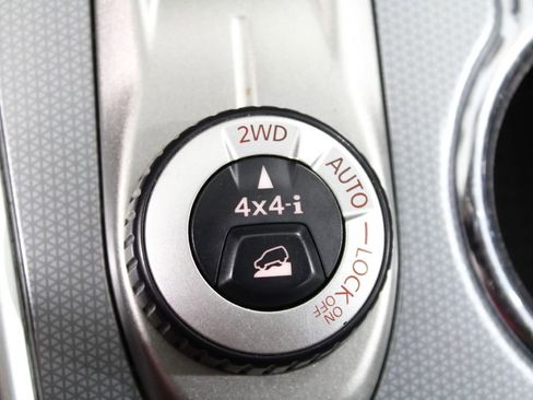 Used 2019 Nissan Pathfinder SL AWD/4WD image 40