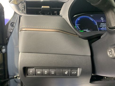 Used 2024 Toyota Venza Limited AWD/4WD image 17