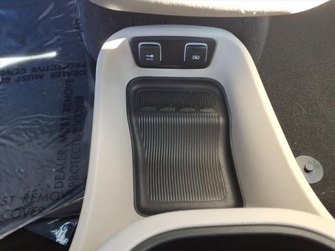 Used 2021 Chrysler Pacifica Touring-L image 13