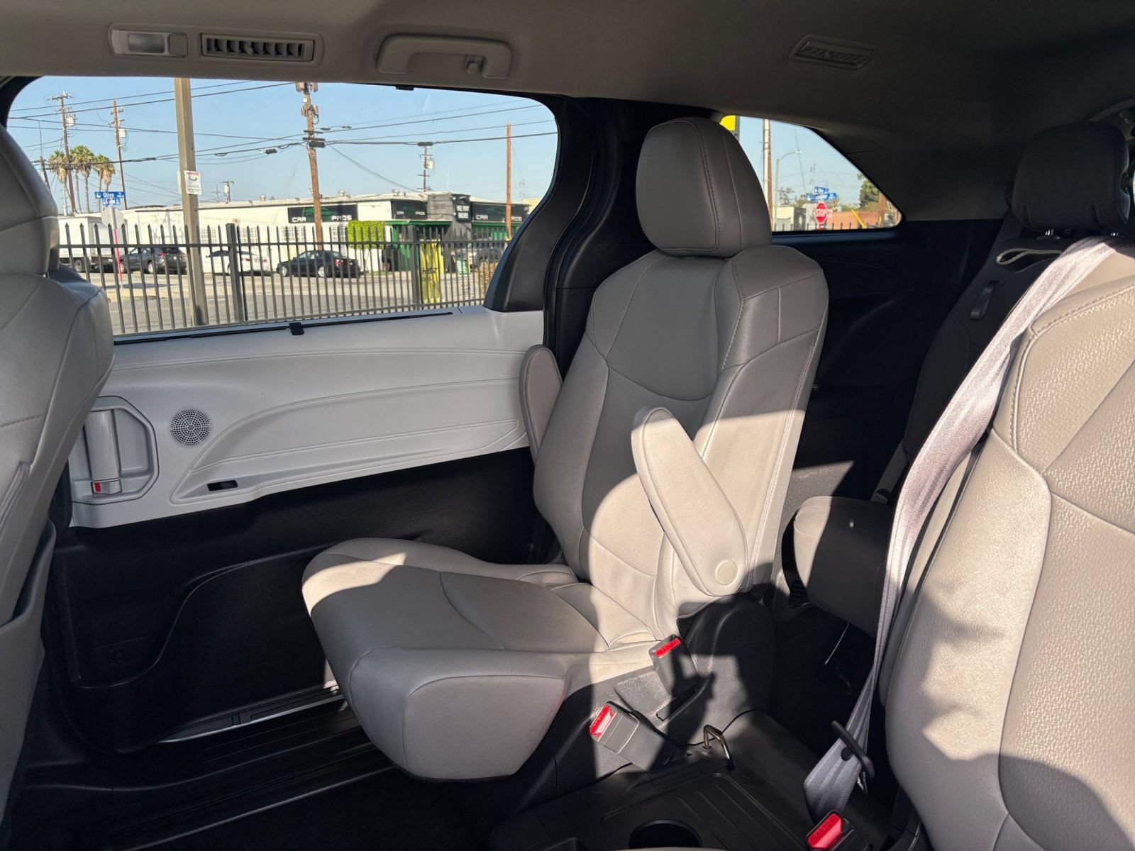 Used 2025 Toyota Sienna XLE FWD image 41