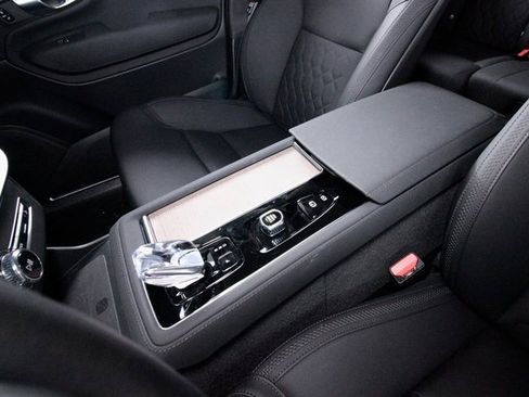 Certified 2025 Volvo XC90 B6 Plus image 11