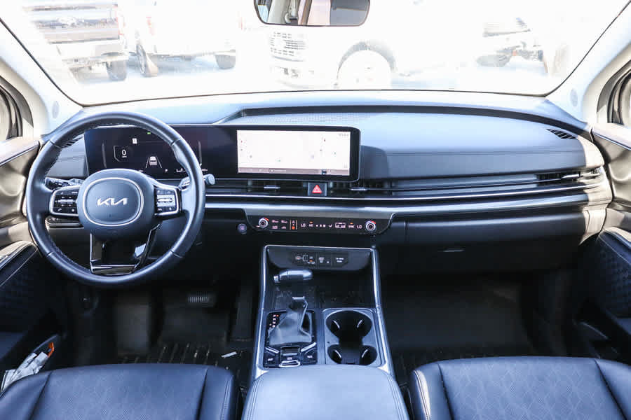 Used 2025 Kia Carnival SX w/ SX Dark Edition Package FWD image 12