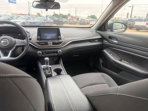 Used 2025 Nissan Altima 2.5 SV FWD image 32