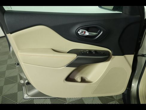 Used 2020 Jeep Cherokee Latitude w/ Cold Weather Group image 19