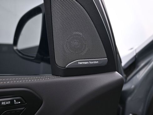 Used 2025 BMW X7 M60i image 10