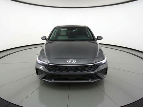 Used 2025 Hyundai Elantra Limited FWD image 2