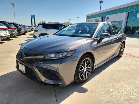 Used 2023 Toyota Camry SE FWD image 3