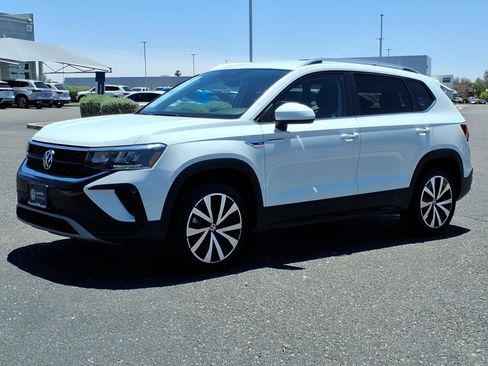 Certified 2023 Volkswagen Taos SE FWD image 3
