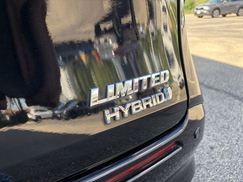 Used 2023 Toyota Sienna Limited FWD image 37