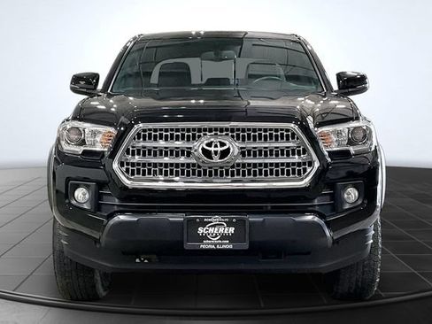 Used 2017 Toyota Tacoma TRD Off-Road AWD/4WD image 3