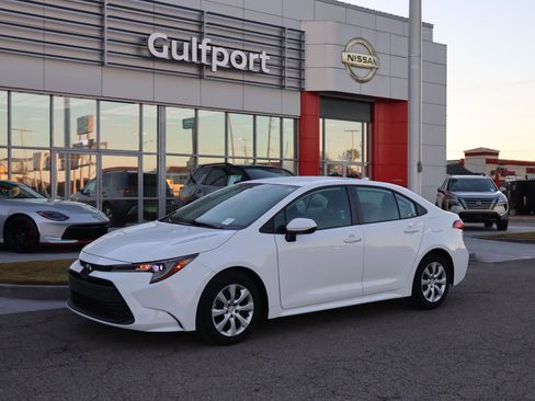 Used 2024 Toyota Corolla LE image 2