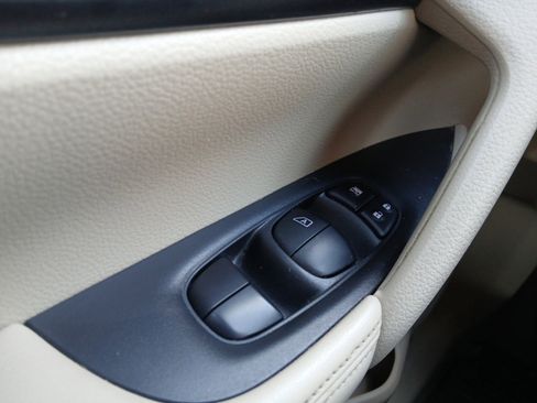 Used 2015 Nissan Rogue S image 20